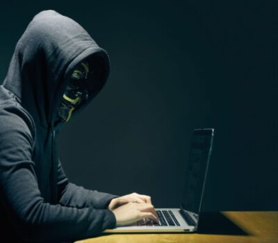 ¿QUÉ ES UN HACKER?
