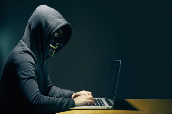 ¿QUÉ ES UN HACKER?