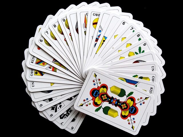 descubre los mejores juegos de cartas con la baraja espanola para disfrutar en familia